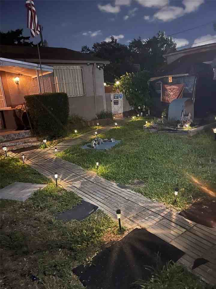 1351 Nw 111th St #BB - Photo 3 of 13