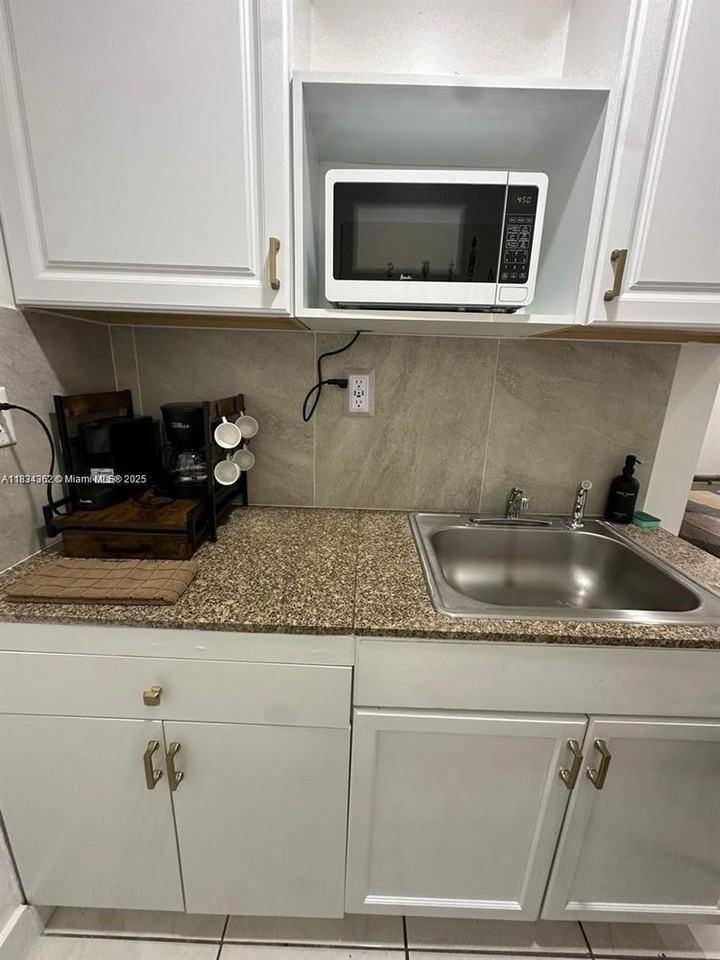 20510 Sw 115th Rd #1-1 - Photo 2 of 10