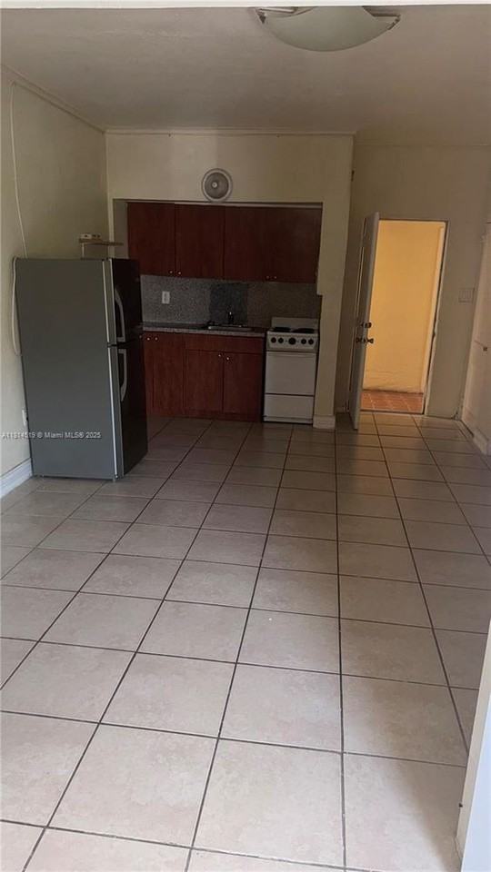 2614 Sw 8th St #AA - Photo 3 of 6