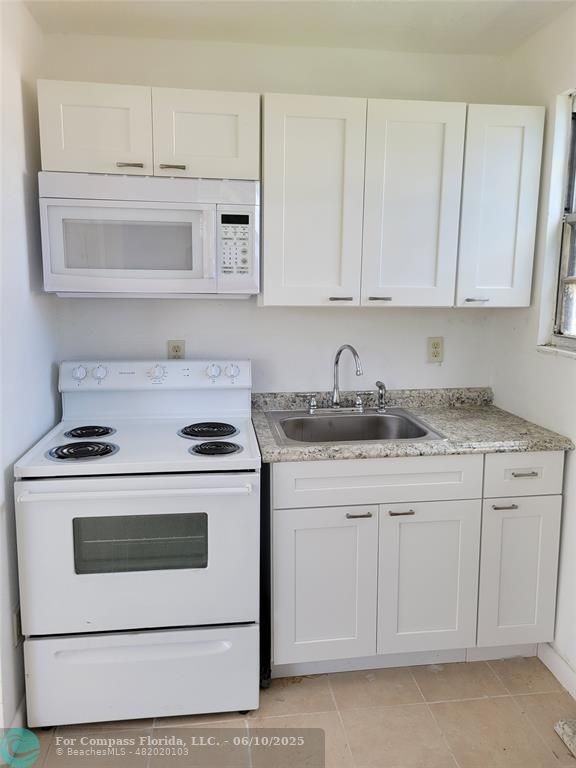 1853 Nw 5th St #2-2 - Photo 2 of 3