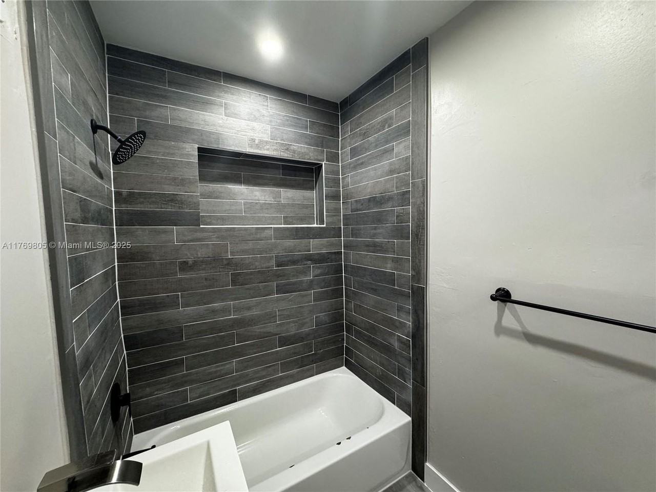 2377 Nw 35th St - Photo 3 of 11