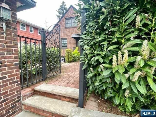 499 Chestnut St #1-1 - Photo 2 of 9