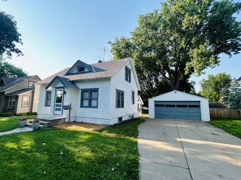 314 9th St W - Photo 3 of 32