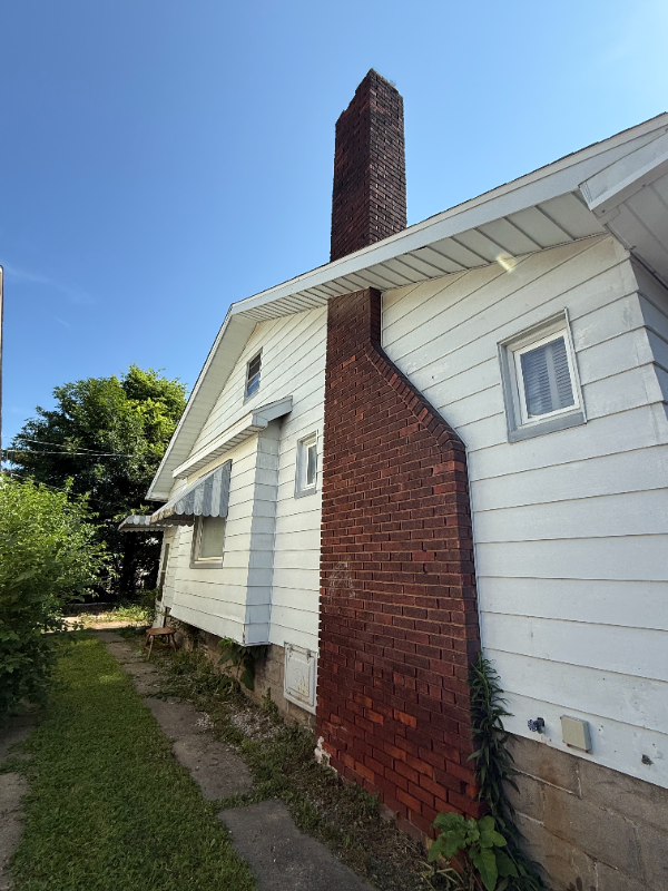 1090 W Marietta St - Photo 2 of 7