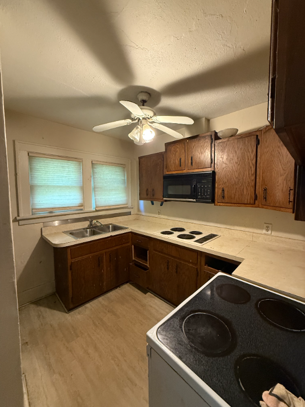 1090 W Marietta St - Photo 3 of 7