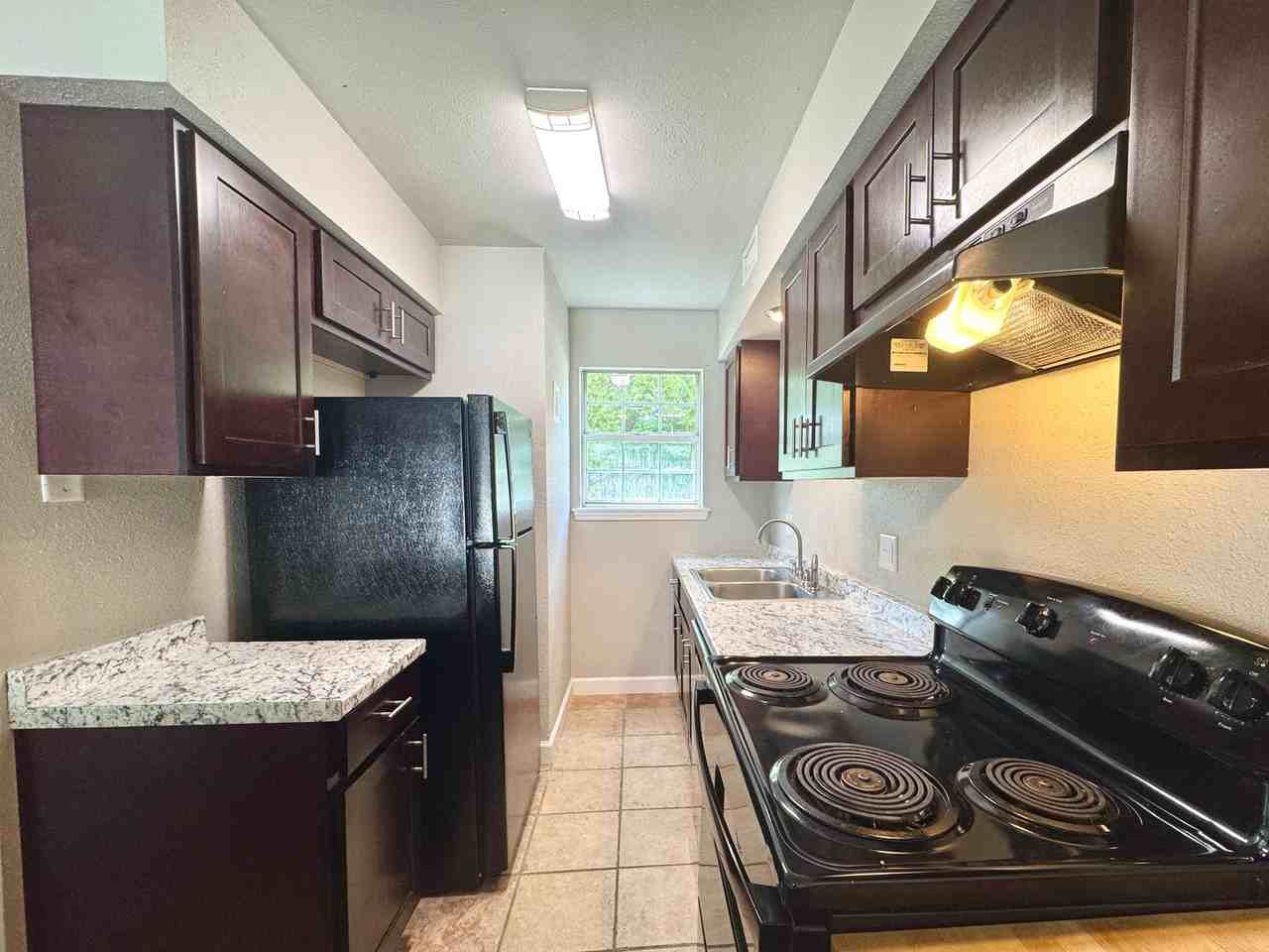 591 E Boswell St - Photo 2 of 18