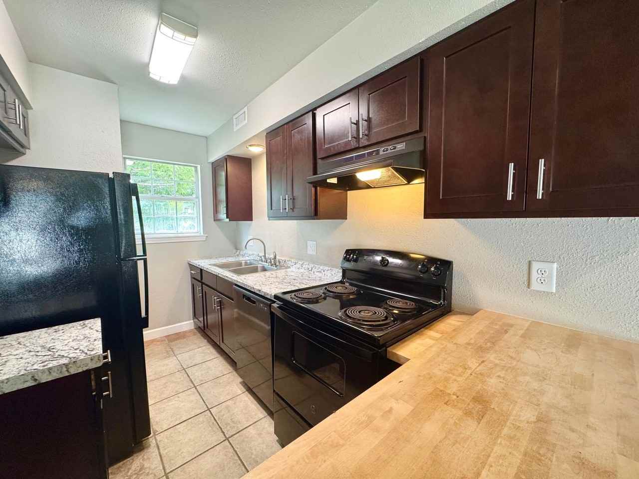 591 E Boswell St - Photo 3 of 18