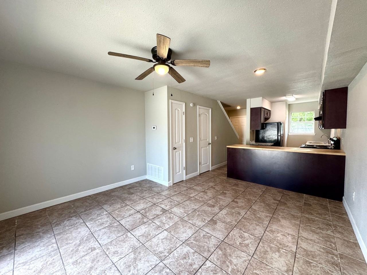 591 E Boswell St - Photo 4 of 18