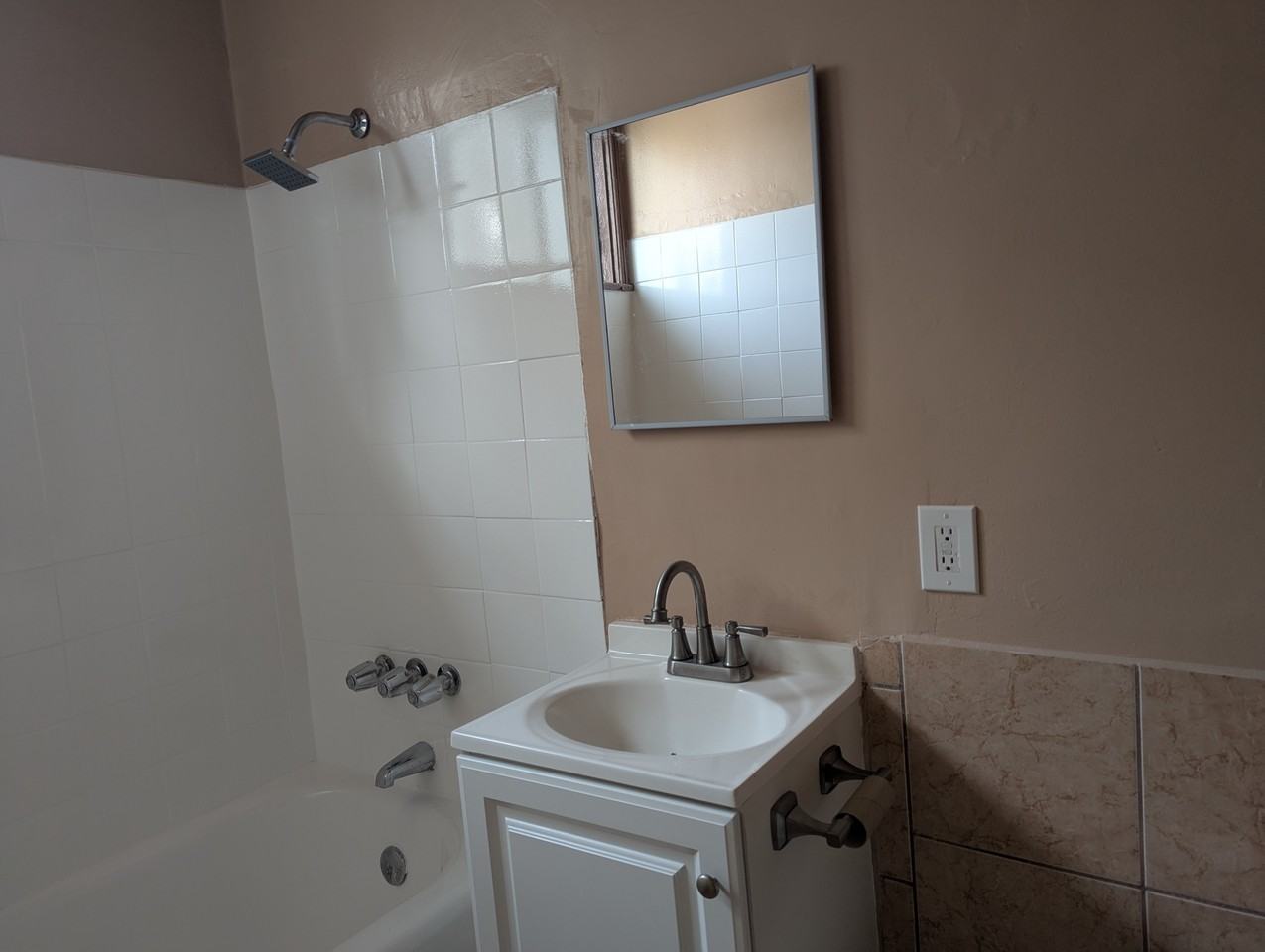 644 West 40th Place #644 - Photo 2 of 9