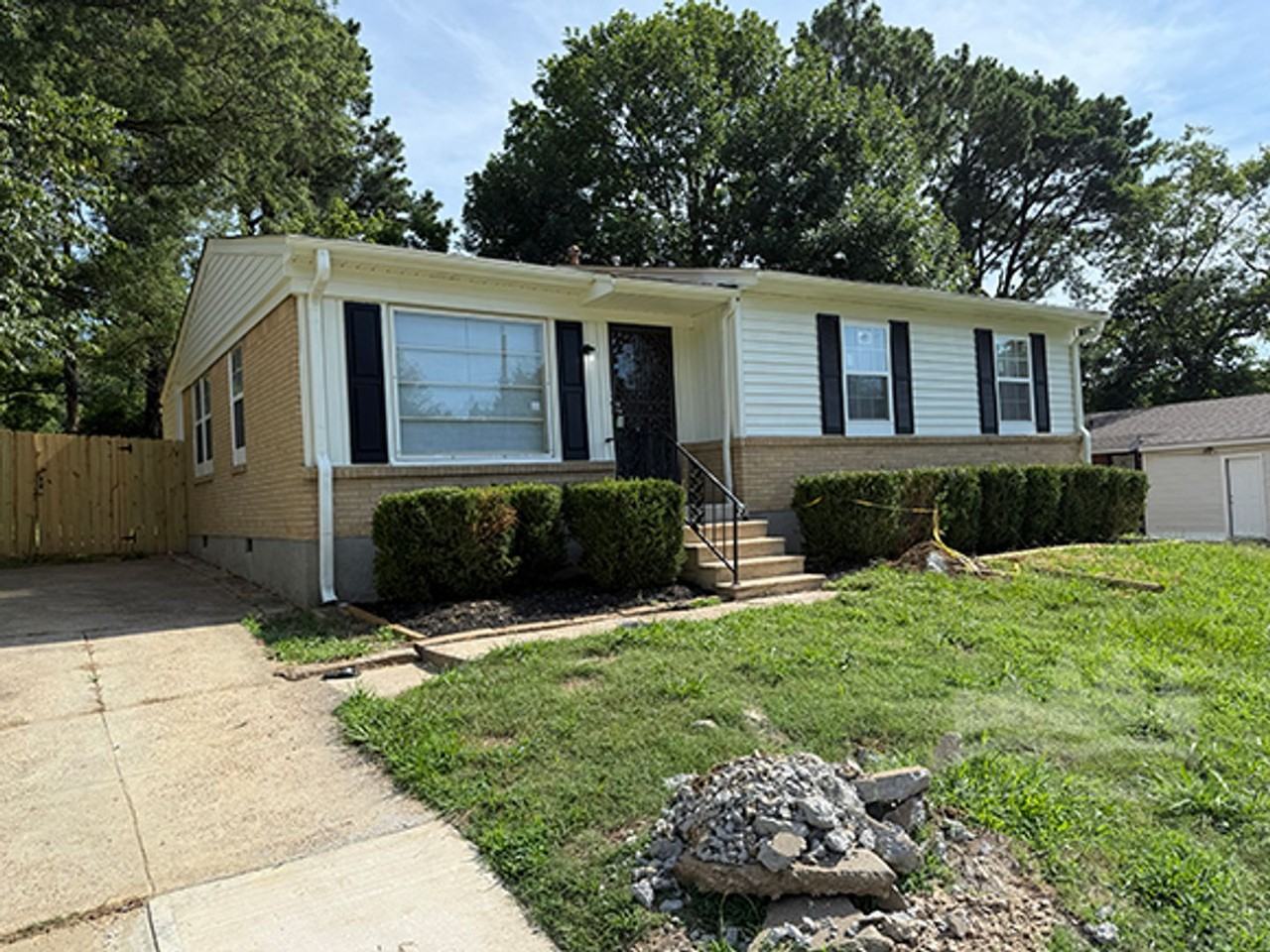 2076 Willow Wood Ave - Photo 4 of 15