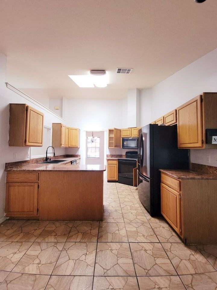 2401 Griffin Ct - Photo 6 of 26