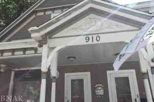 featured image of 910 Summit St