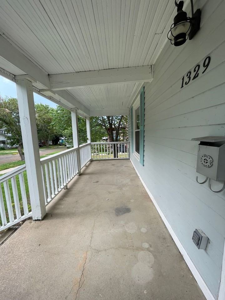 1329 Exchange St - Photo 2 of 26