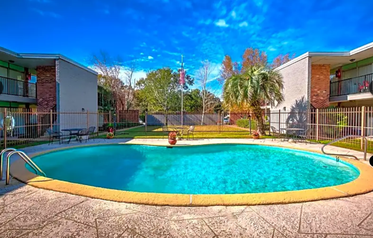 Country Club - Photo 7 of 9