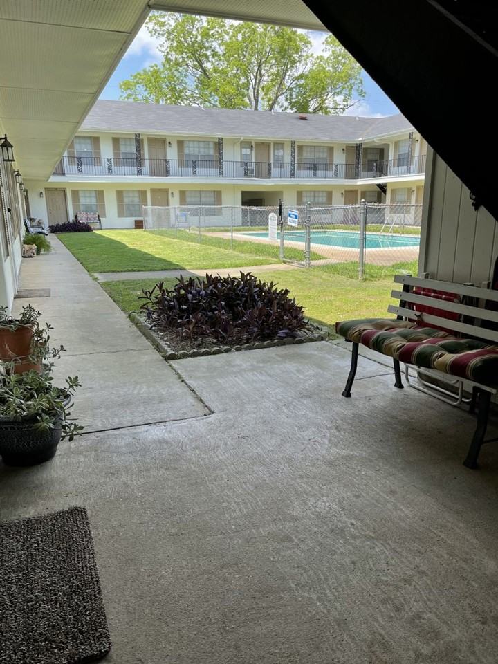 Plantation Manor - Photo 4 of 5