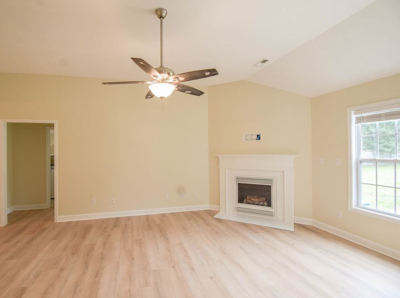 276 Strike Eagle Dr - Photo 4 of 32