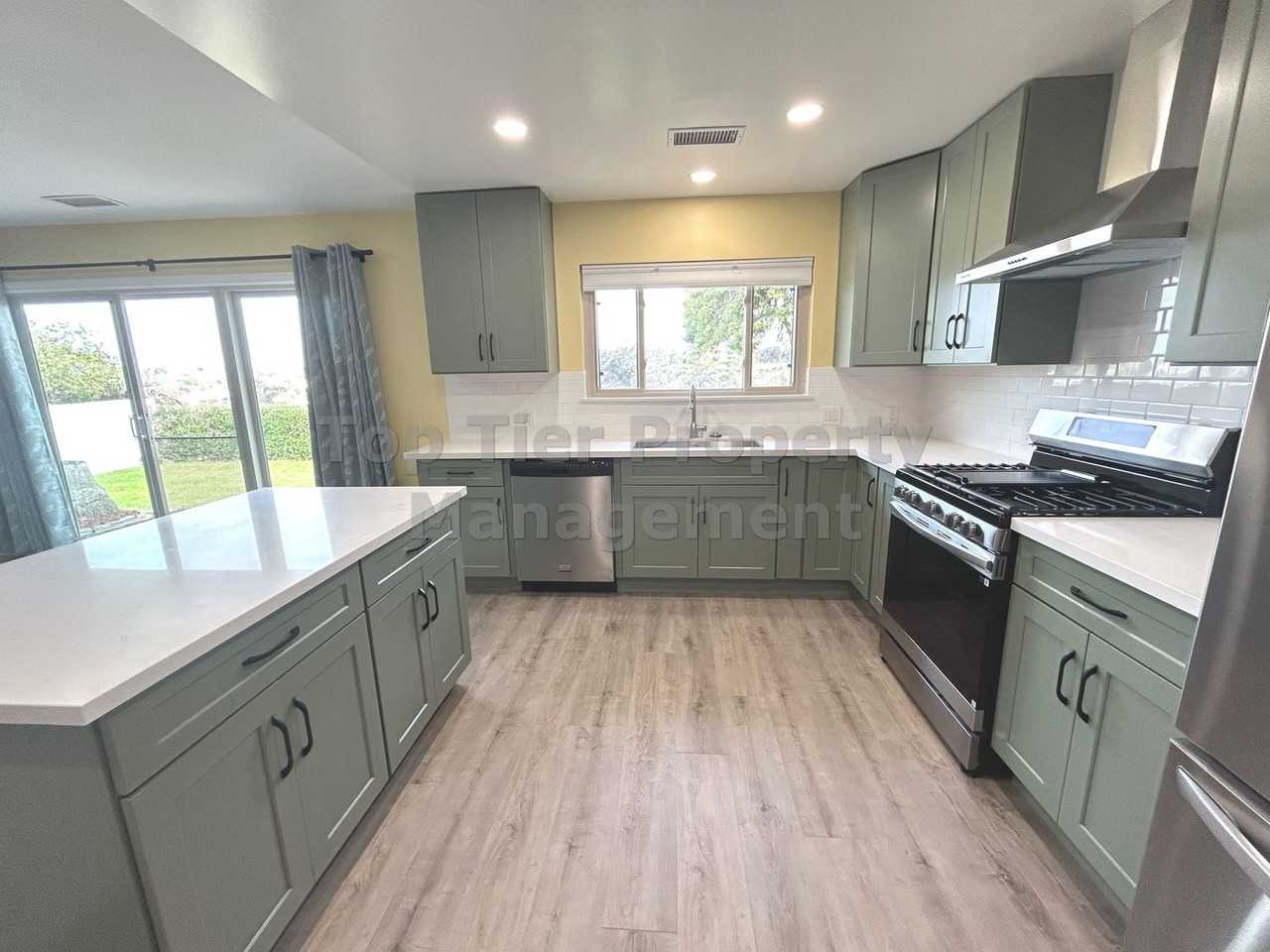 1608 Mountain View Ave - Photo 4 of 28
