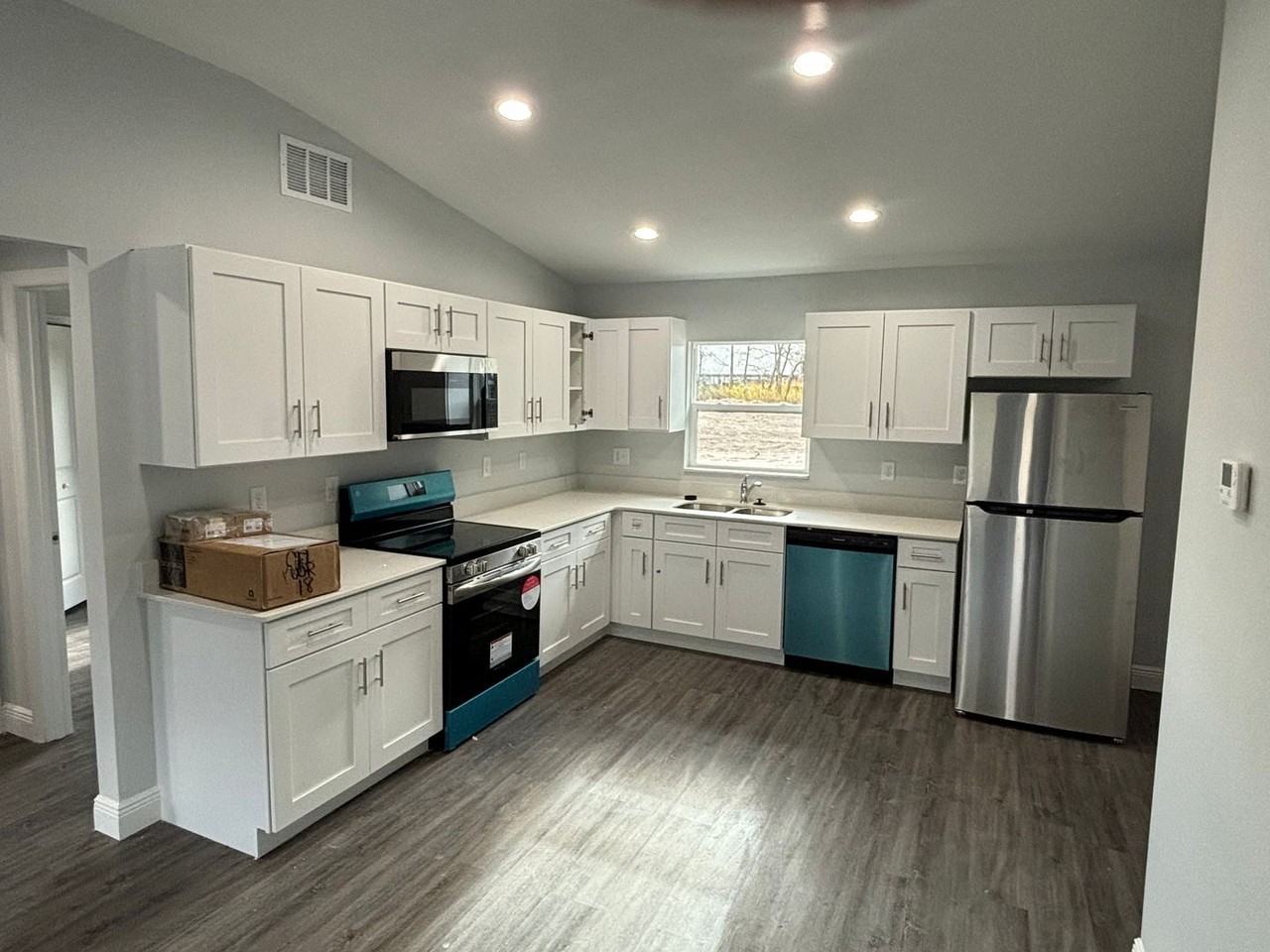 8011 Leonardo St - Photo 2 of 8