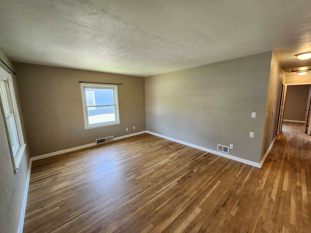 523 W 31st St - Photo 2 of 29