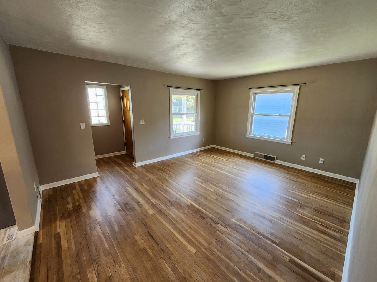 523 W 31st St - Photo 3 of 29