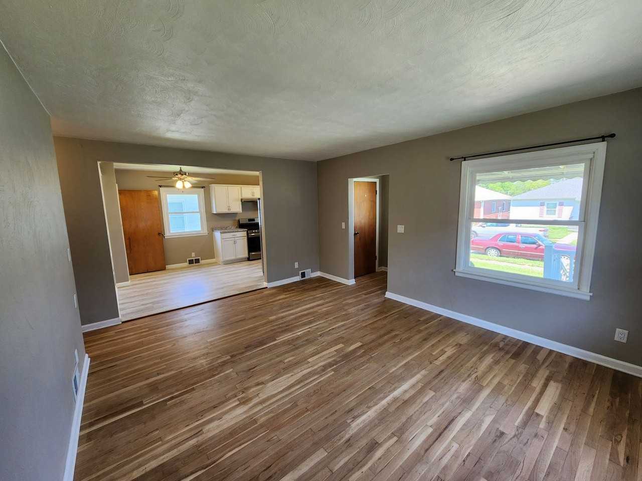 523 W 31st St - Photo 4 of 29