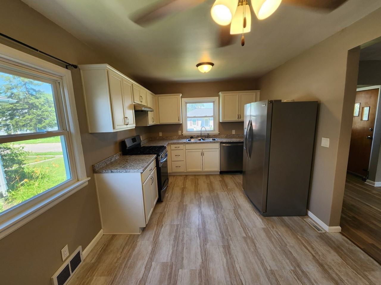 523 W 31st St - Photo 5 of 29