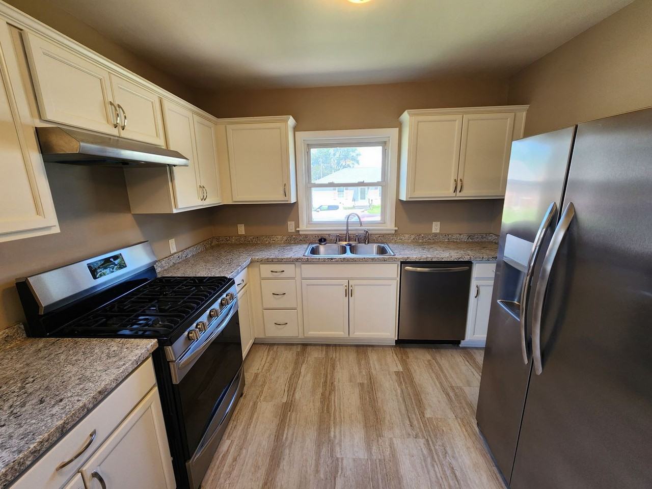 523 W 31st St - Photo 6 of 29