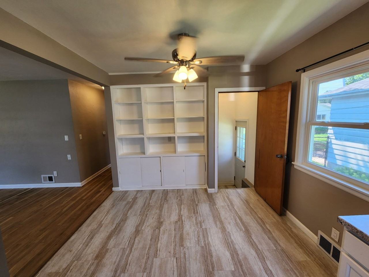 523 W 31st St - Photo 7 of 29