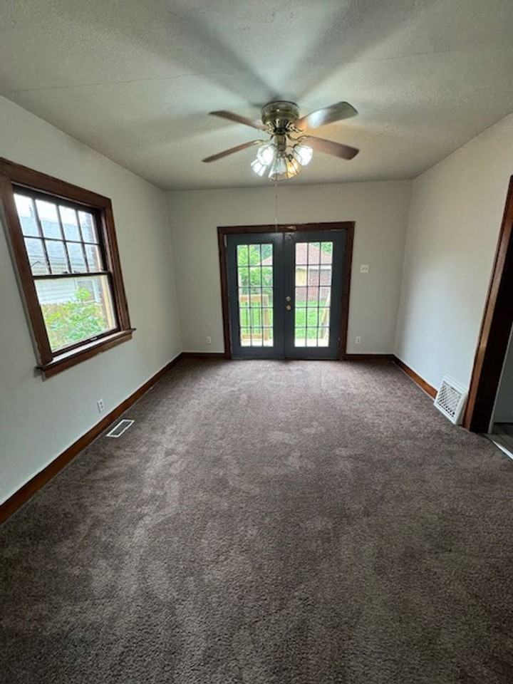 2905 Central Dr - Photo 3 of 9