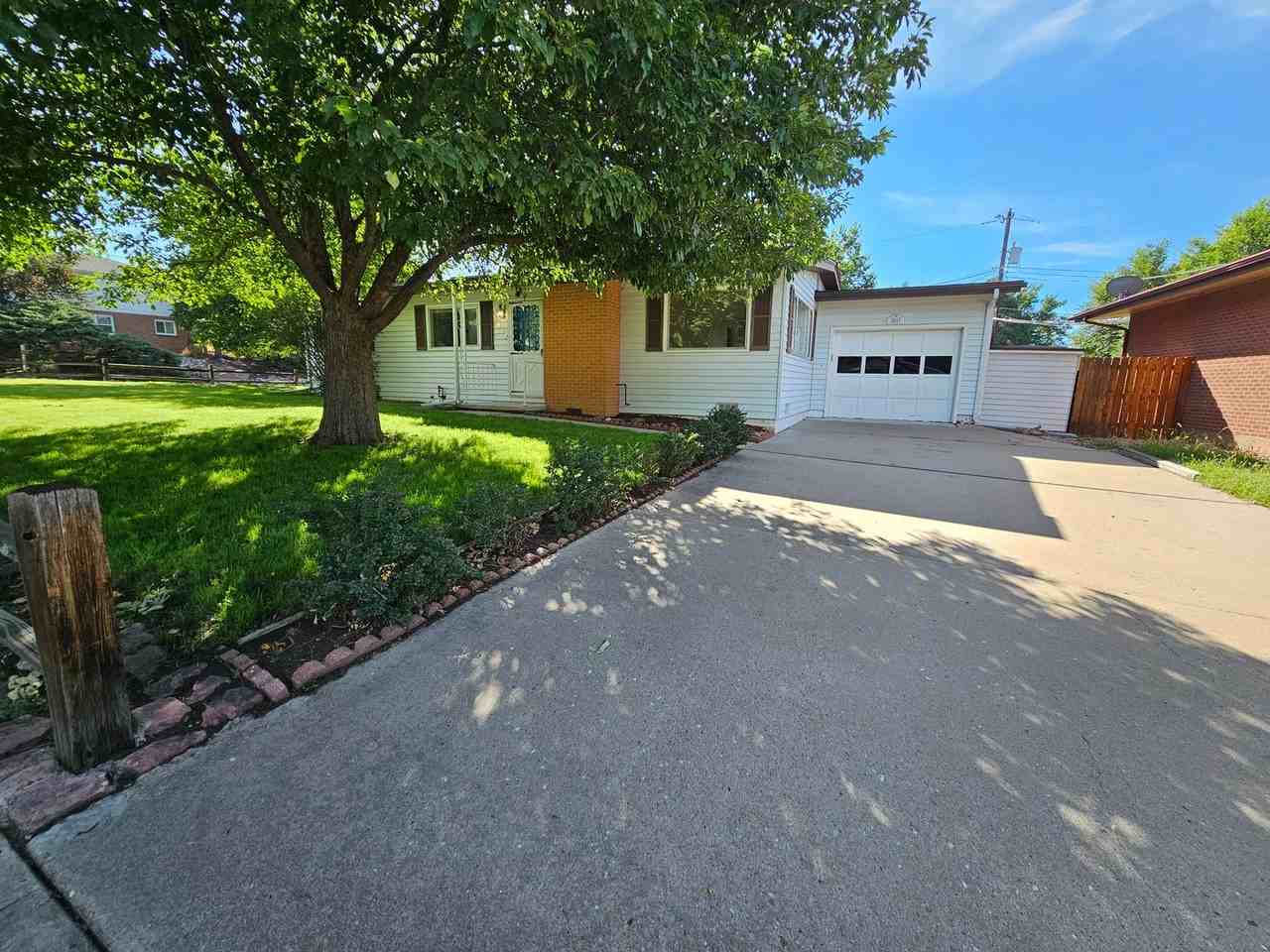 3617 Leeds Ln - Photo 2 of 23