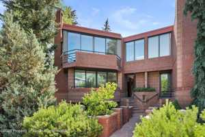 featured image of 208 S Spring St #1