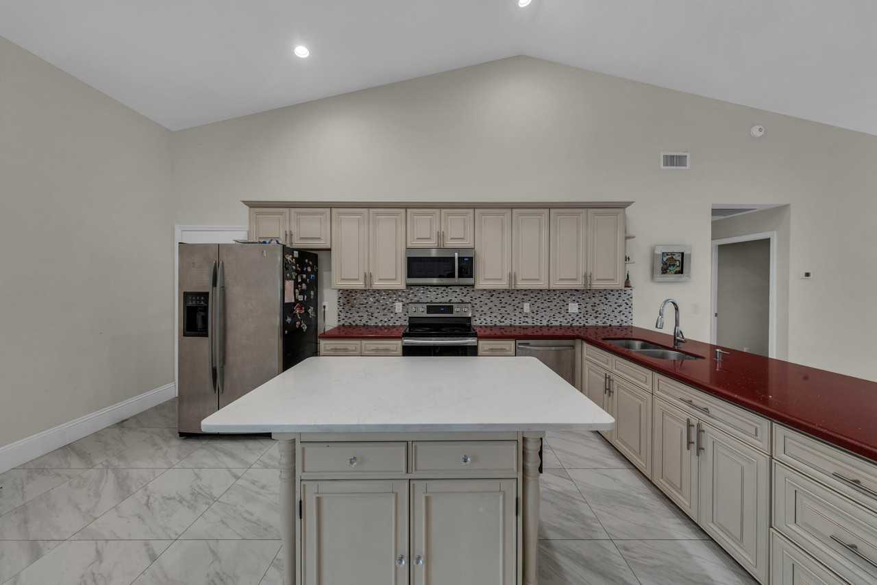 19623 Back Nine Dr - Photo 7 of 24