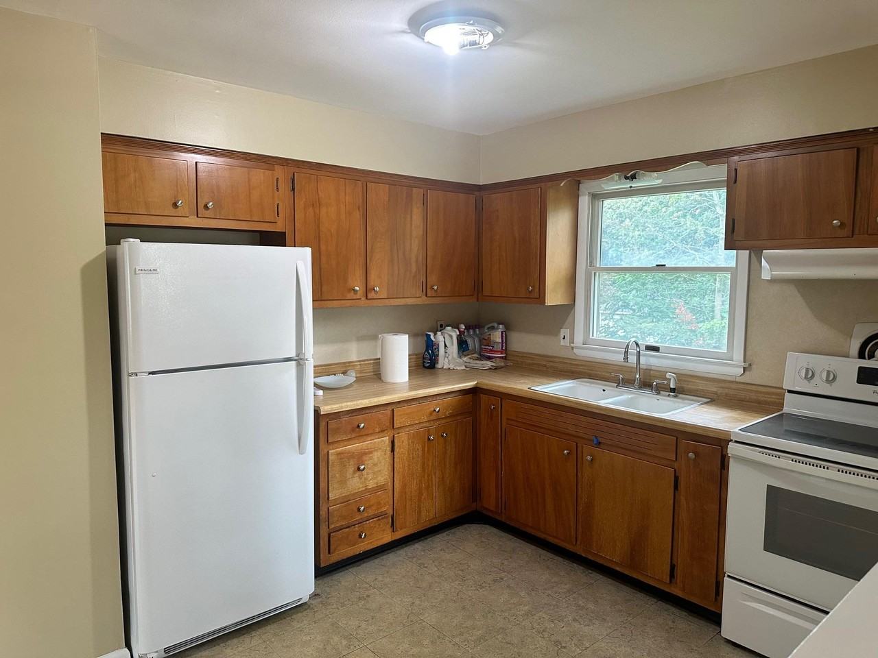 246 Staples St - Photo 4 of 7