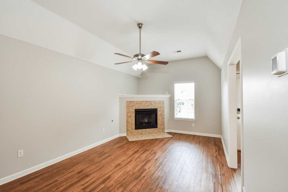 9296 Brooks Dr - Photo 4 of 17