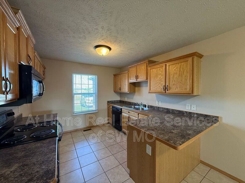 936 N Parkwood Ave - Photo 2 of 12
