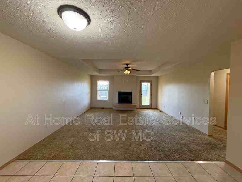936 N Parkwood Ave - Photo 3 of 12