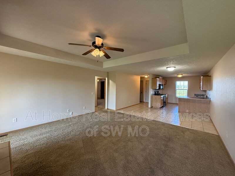 936 N Parkwood Ave - Photo 4 of 12