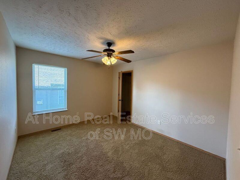 936 N Parkwood Ave - Photo 5 of 12