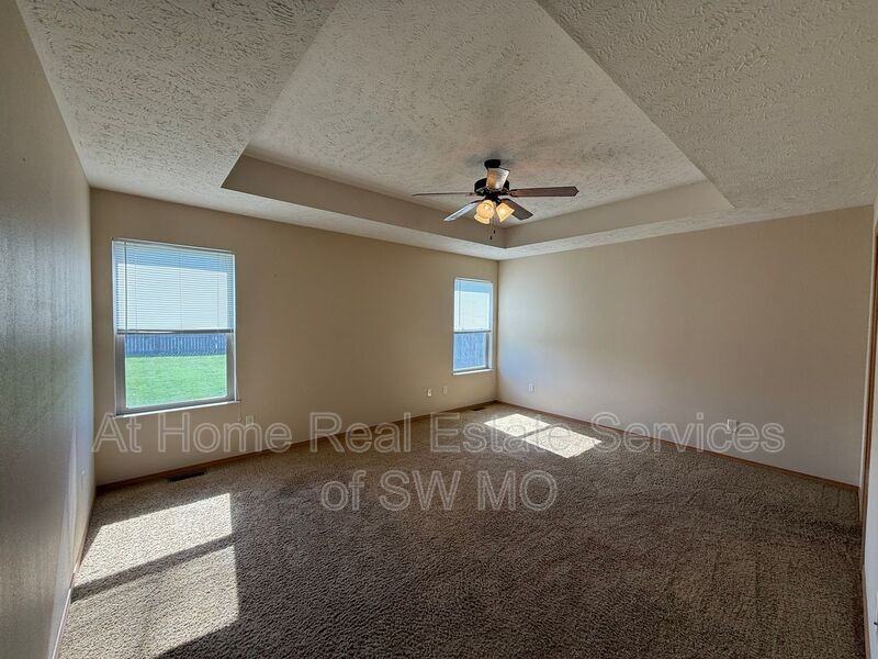 936 N Parkwood Ave - Photo 7 of 12