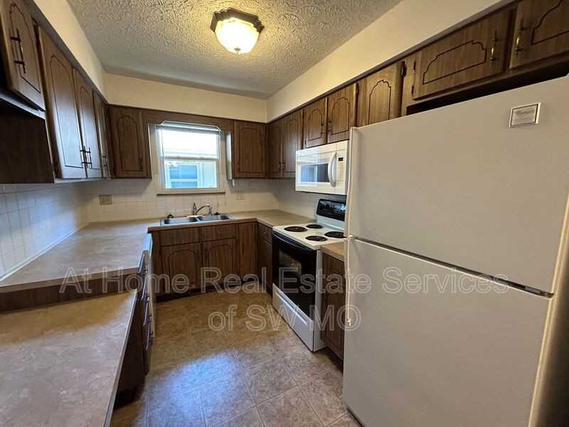 3305 E Portland St #B - Photo 3 of 9