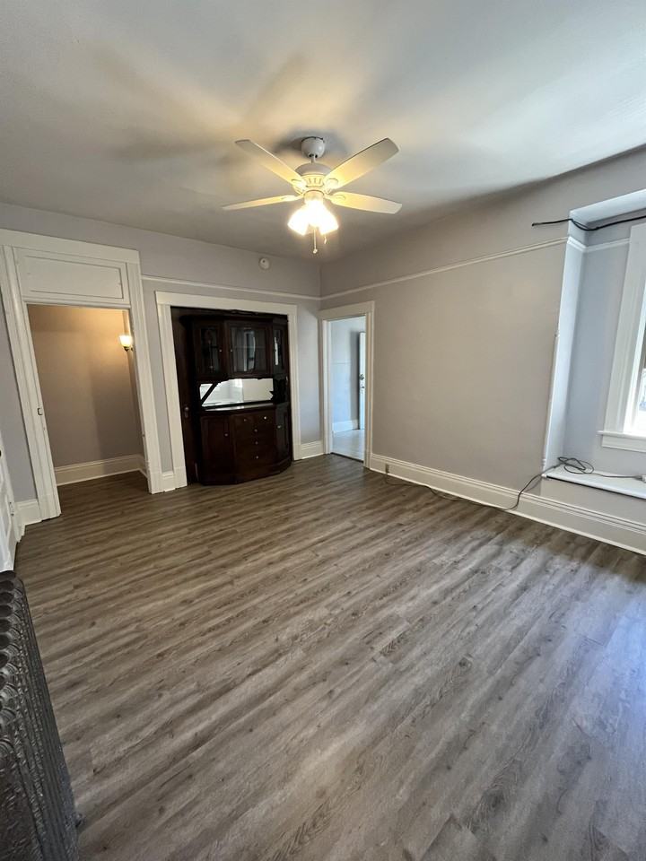 300 California Avenue - Photo 3 of 12