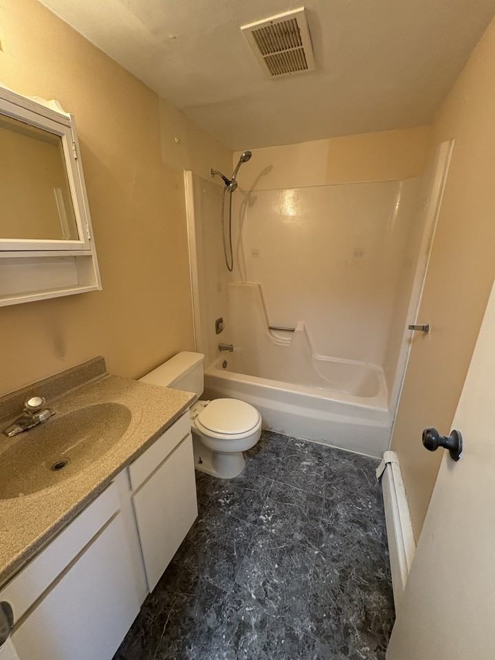 950 5th St #C - Photo 3 of 5