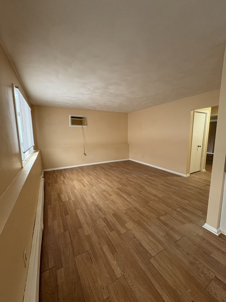 950 5th St #C - Photo 4 of 5