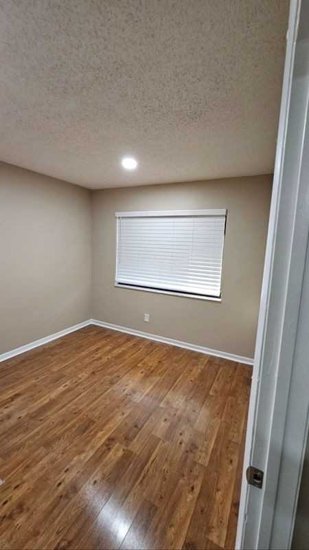 11604 Nw 45th St - Photo 6 of 10