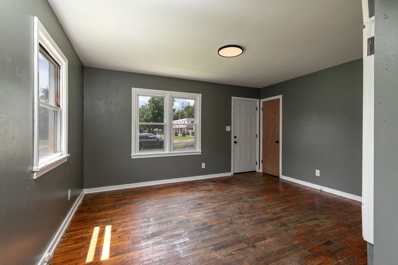 700 S West Ave - Photo 5 of 21