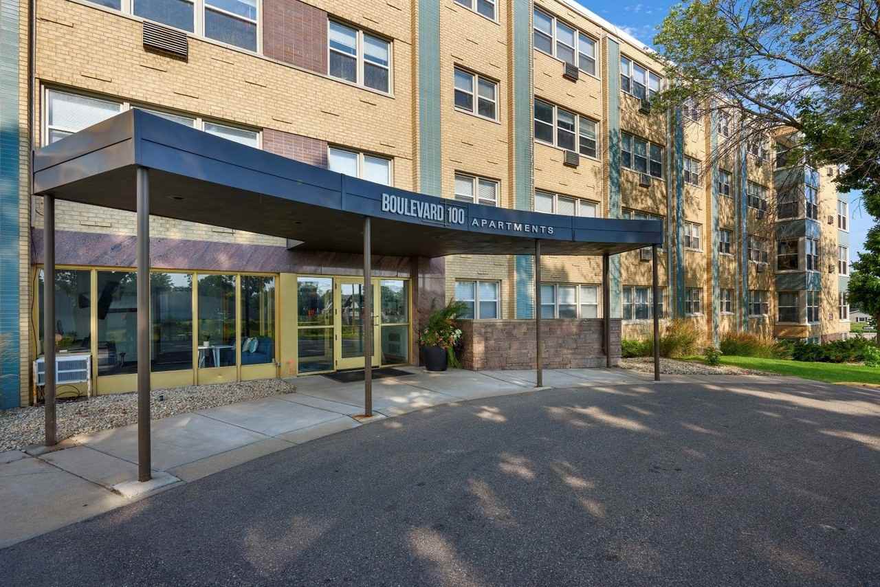 Boulevard 100 Apartments - Photo 4 of 36