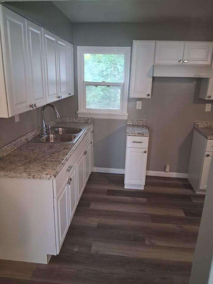 1042 Blakley Dr - Photo 3 of 17