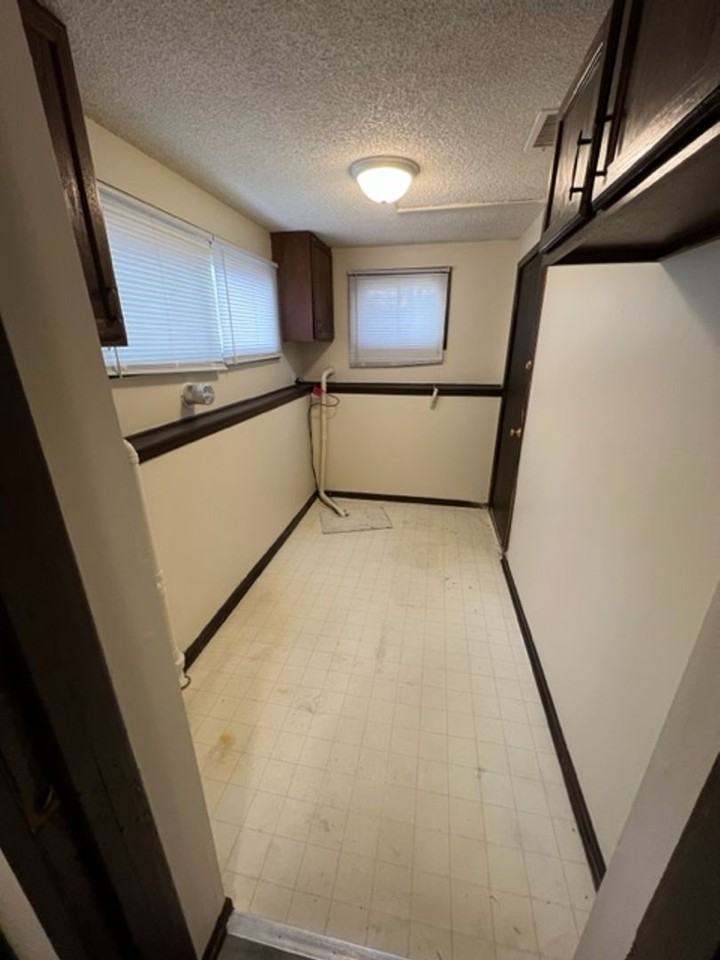 323 E Wall Ave - Photo 3 of 9