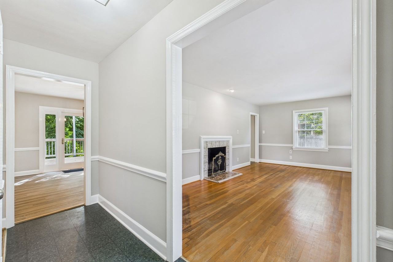 1103 Surry Dr - Photo 3 of 50