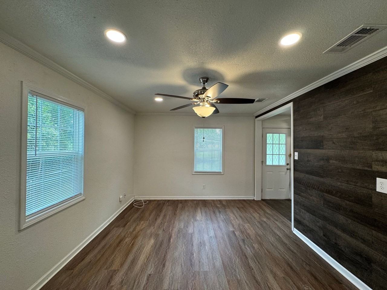 1410 E Barton Ave - Photo 6 of 28